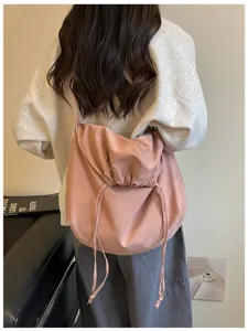 Sac bandoulière décontracté à cordon pour femme homme, sac slouchy uni souple.