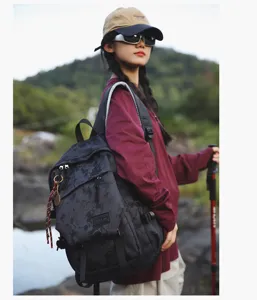 Vue detaillee du sac a dos de grande capacite resistant a l'usure pour etudiants et randonnee.