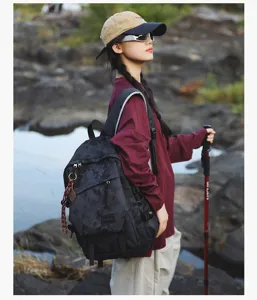 Vue detaillee d'un grand sac a dos scolaire ergonomique avec tissu robuste et resistant a l'usure.