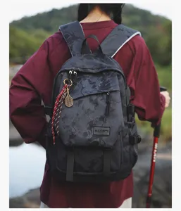Vue détaillée du sac à dos élégant de grande capacité avec un tissu durable et des poches.