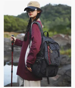 Vue détaillée d'un grand sac à dos scolaire en tissu durable avec bretelles confortables.
