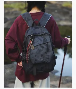 Vue de détail extérieure d'un grand sac à dos scolaire durable et ergonomique pour étudiant.