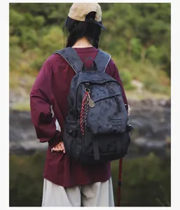 Vue détaillée du sac à dos à motif gris foncé présentant une grande capacité et un design robuste.