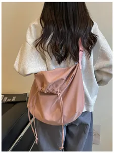 Sac bandoulière minimaliste rose avec cordon, grand sac slouchy décontracté quotidien.