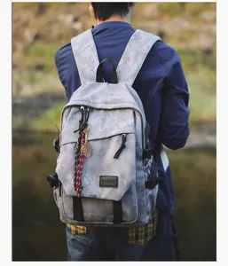 Sac à dos durable pour étudiant en gris camouflage avec poches pratiques et bretelles.
