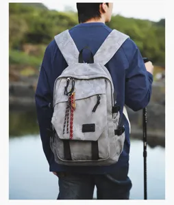 Vue détaillée de sac à dos camouflage gris avec tissu durable et cordons de tirage élégants.