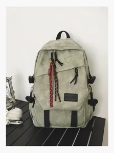Sac à dos étudiant camouflage décontracté avec plusieurs compartiments et pendentifs tressés.