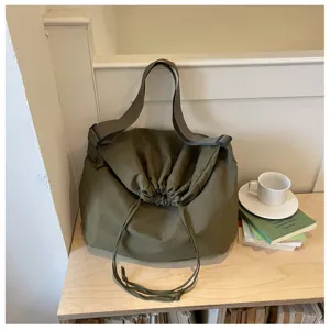 Sac bandoulière décontracté avec cordon, grand sac slouchy souple pour usage quotidien.