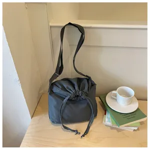 Sac bandoulière minimaliste gris foncé avec cordon de serrage, sac casual de grande capacité.