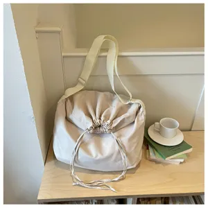 Sac bandoulière minimaliste en toile beige avec cordon, grand sac fourre-tout décontracté.