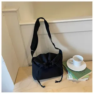 Sac bandoulière cordon en toile noire, sac messager minimaliste décontracté détail.