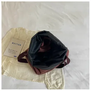 Vue de détail du grand sac à bandoulière en nylon avec cordon de serrage uni.