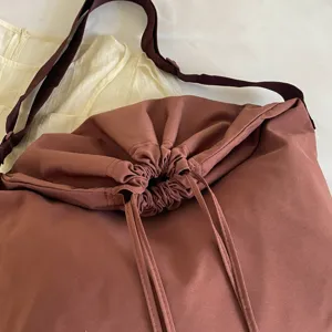 Sac bandoulière unie décontracté avec cordon, grande capacité, sac hobo souple et élégant.
