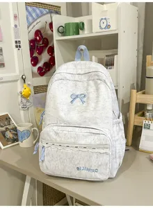 Grijze Japanse rugzak met blauwe strik borduursel en grote capaciteit voor dagelijks gebruik op school.