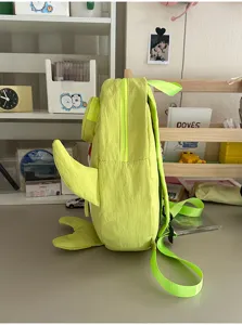 Leuke groene haaiervormige rugzak voor kinderen en studenten, grappig 3D-vinontwerp, praktisch.
