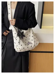 Stijlvolle geplooide polkadot clouddtas voor dames, trendy zomerschoudertas met leuke ster.