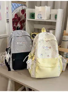 Gedetailleerd overzicht van de Japanse colorblock schoolrugzak met schattige beren en voorvak.