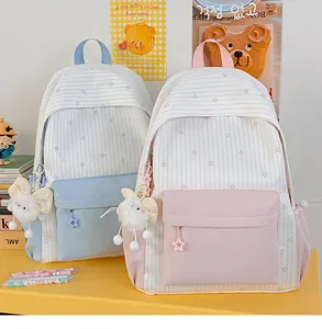 Leuke rugzak met strepen en sterren, grote capaciteit en pluche hanger voor school en dagelijks.