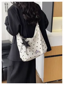 Geplooide stippen wolken schoudertas detailweergave, stijlvolle casual tas voor dames.