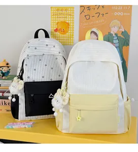 Casual gestreepte canvas rugzak met schattige pluche hanger, grote capaciteit schooltas voor dagelijks.