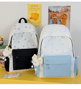 Gestreepte rugzak met schattige pluche hanger, grote schooltas voor tienermeisjes.