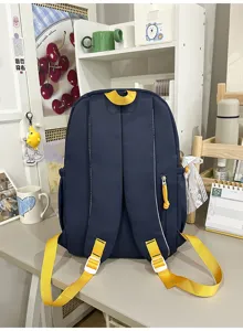 Donkerblauwe rugzak met gele bandjes en zakken, trendy casual tas voor dagelijks gebruik.