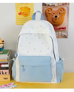 Leuke blauwe gestreepte rugzak met sterrenpatroon, ruime schooltas voor dagelijks gebruik.
