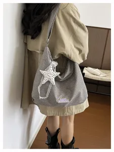 Bruine ruitjes schoudertas in wolkenstijl met schattige sterrenhanger voor dames.