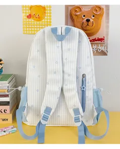 Gedetailleerd overzicht van de blauw-witte gestreepte sterren schoolrugzak voor dagelijks gebruik.