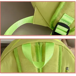 Gedetailleerd overzicht van de felle groene kinderrugzak met stevige banden en ritsen.