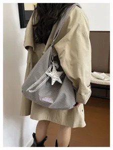 Bruine witte geruite hobo schoudertas met kantrand, sterhanger en stijlvolle casual dagelijkse look.