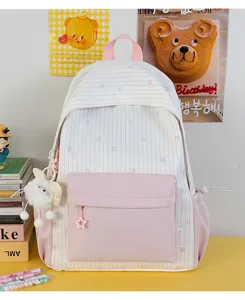 Roze gestreepte rugzak detail, schattig ontwerp met sterren en pluizige pluche hanger.
