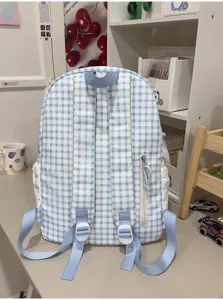 Leuke blauw-witte ruitjes rugzak voor meisjes met schattige kanten randen en handige zakken.