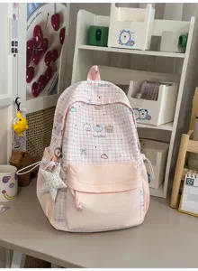 Detail van roze geruite schoolrugzak met zoete stijl, voorzak en mooie dagelijkse hangers.