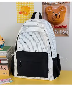 Casual zwart-wit gestreepte rugzak met sterrenpatroon, grote dagelijkse schooltas voor reizen.