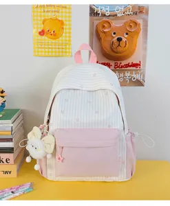 Roze gestreepte schoolrugzak met schattige pluche hanger, grote casual dagrugzak voor studenten.