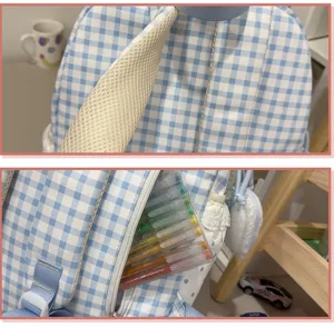 Blauwwit geruit schoolrugzakdetail met ademende mesh schouderriem en zijvak.