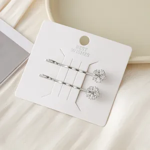 Vue rapprochée de pinces à cheveux en zircon en forme de fleur sur carte, bel accessoire.