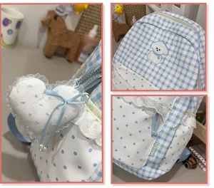 Leuke Koreaanse blauw-witte ruitjesrugzak met hondenborduursel en hartvormige hanger.