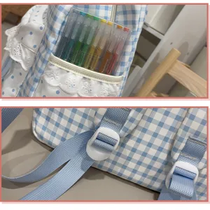 Detail van blauw-witte ruitrugzak met schattige kantrand, voorvak en verstelbare schouderbanden.