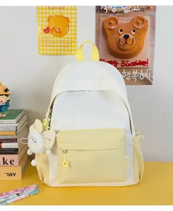 Leuke gestreepte rugzak met grote capaciteit, voorvak en pluche hanger voor studenten.