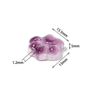 Violette Glas Katzenpfote Perle Detailansicht mit genauen Maßen und Lochgröße für DIY Handwerk.