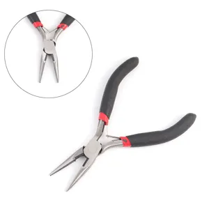 Primer plano detallado de mini alicates de punta fina con mangos ergonomicos para joyeria.