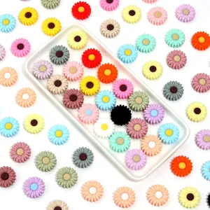 Gros plan perles marguerite en silicone, charms bijoux colorés DIY, vue détaillée accessoires.