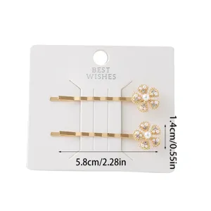 Vue rapprochée détaillée de l'épingle à cheveux élégante en perle florale dorée.