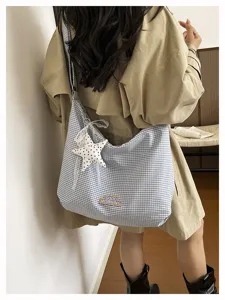 Gedetailleerd overzicht van casual ruitjes schoudertas met sterhanger en chique stijl.