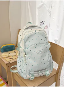 Close-up detailweergave van de Koreaanse stijl studentenrugzak met leuke sterren- en hartprint.