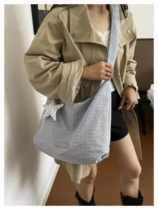 Blauw-witte geruite canvas schoudertas met sterrenhangers, casual slouchy crossbody tas.