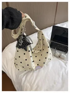 Gedetailleerd overzicht van de witte polka dot geplooide wolkentas met sterhangel.