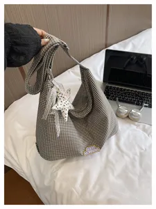 Ruitjes canvas schouder- en crossbodytas met sterhanger en letterpatch voor dames